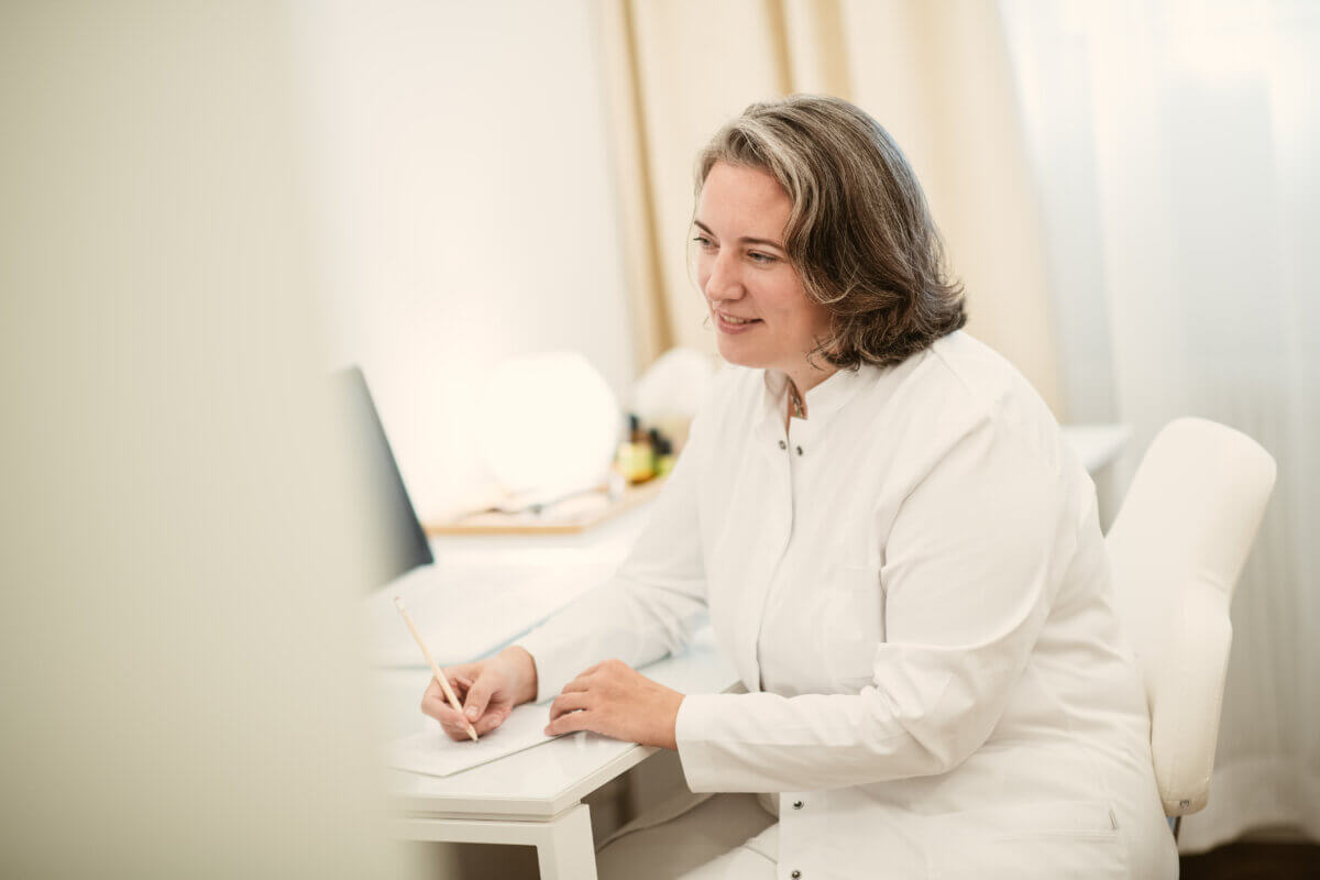 Dr. Michaela Arnold am Schreibtisch in ihrem Sprechzimmer