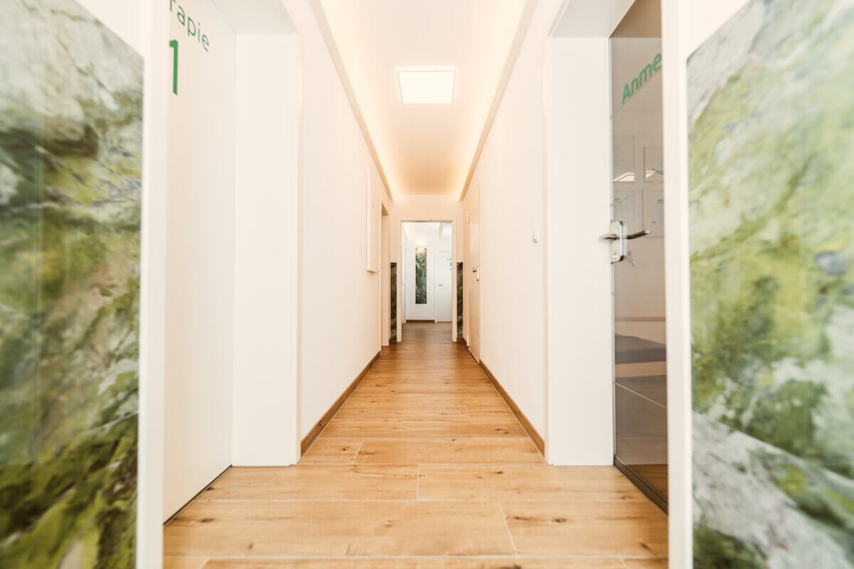 Flur der Praxis mit Naturmotiven