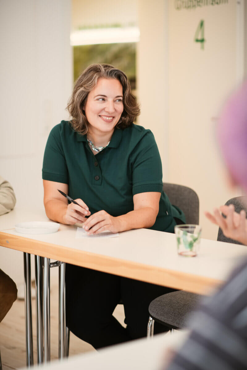 Beratungsgespräch am Tisch in der Praxis