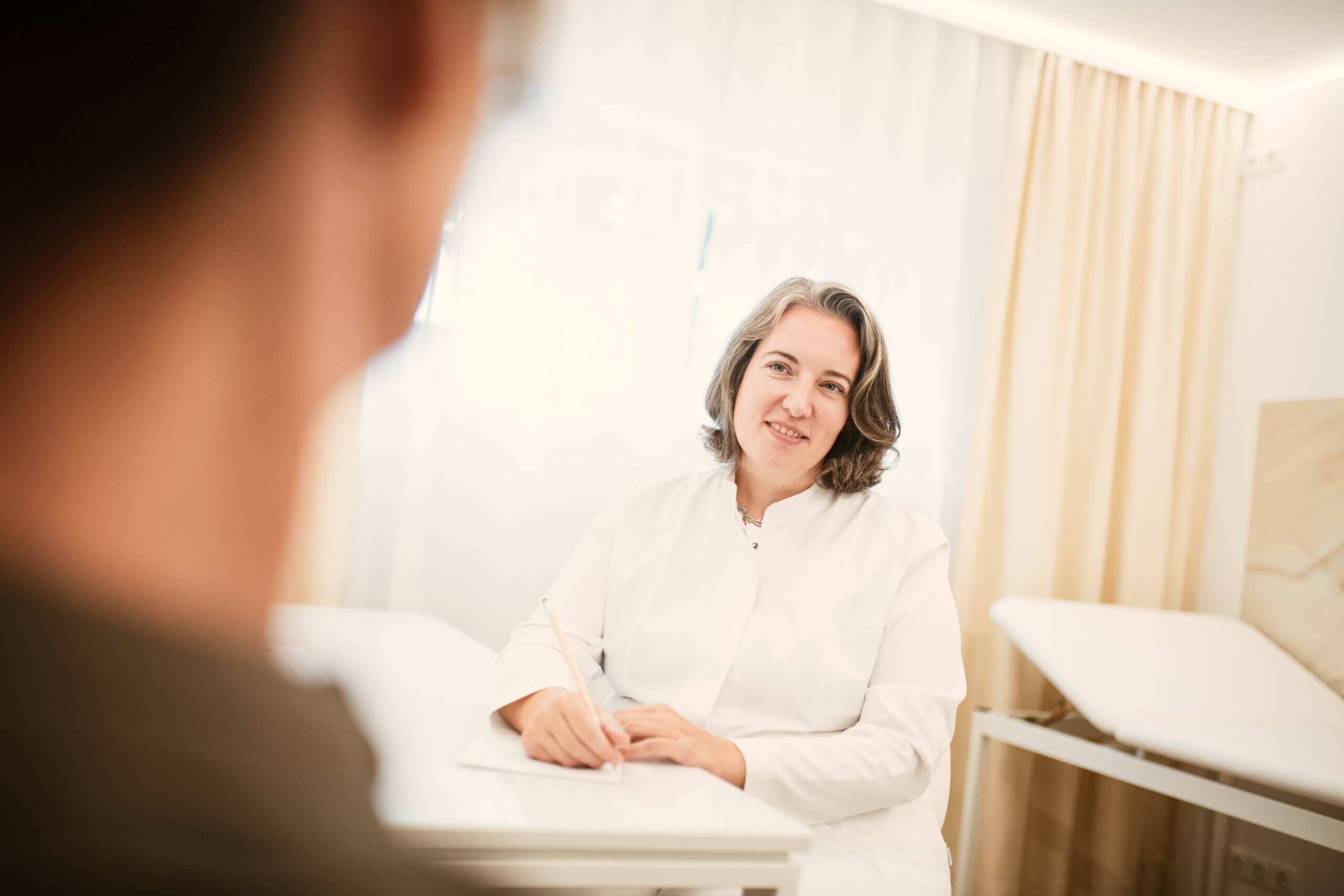 Dr. Michaela Arnold in der Praxis