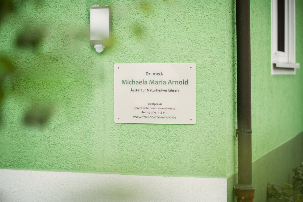 Praxisschild Dr. med. Michaela Maria Arnold am Gebäude