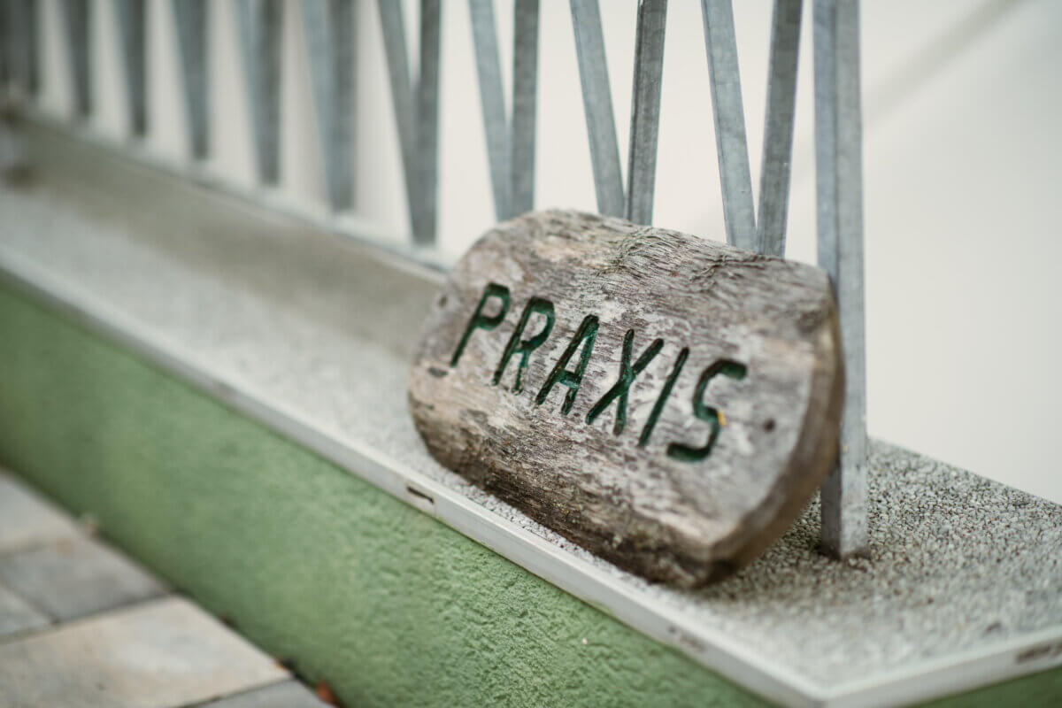 Praxis-Stein am Eingang zur Praxis Dr. Arnold
